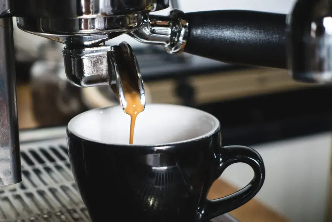 Jak parzyć kawę w ekspresie kolbowym, aby uzyskać idealne espresso