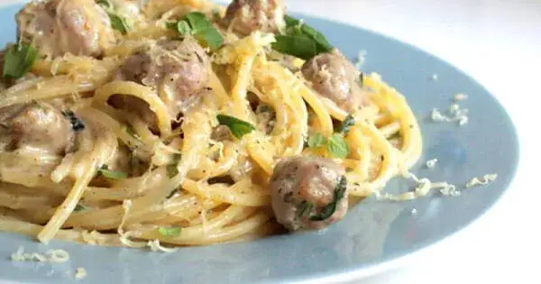 Pyszne spaghetti z serkiem topionym – łatwy przepis na obiad