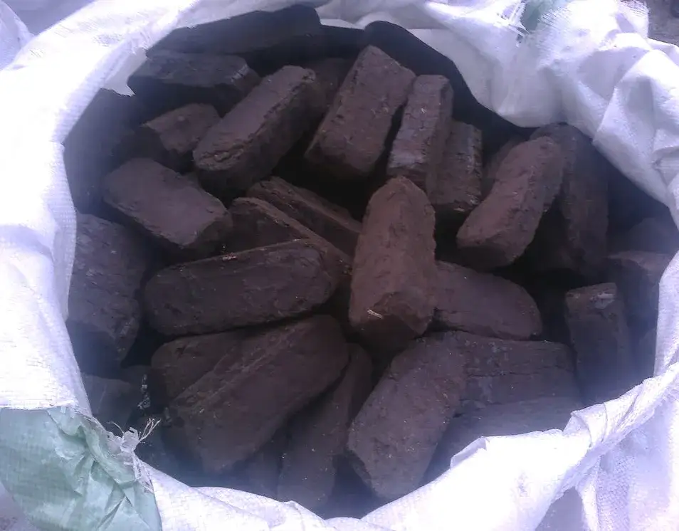 Brykiet torfowy z czego jest? Skład, produkcja i różnice od innych brykietów