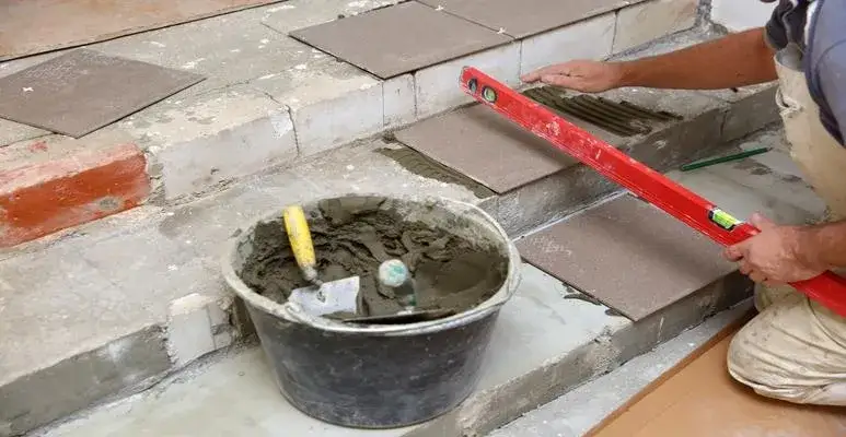 Jak położyć płytki na schodach wewnętrznych bez błędów i stresu
