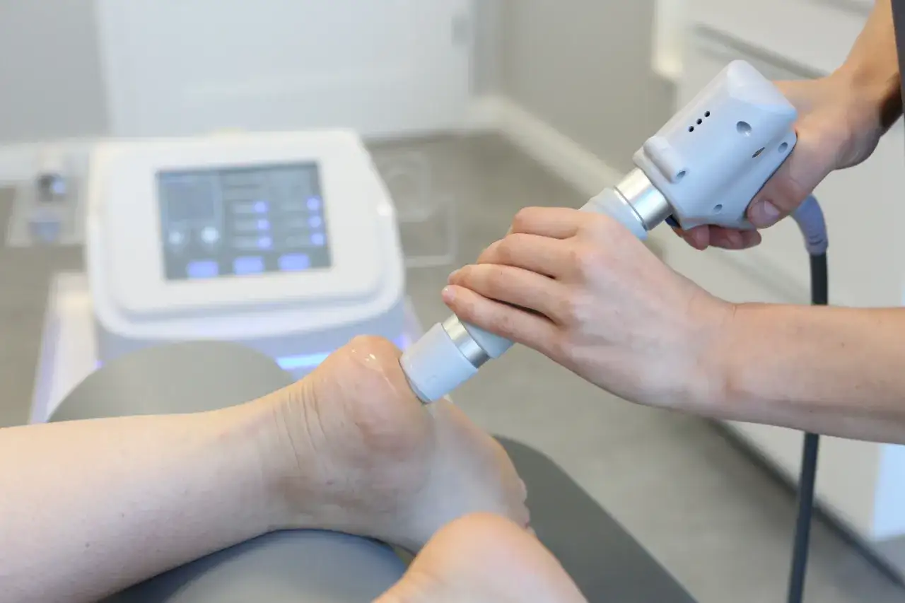 Zabieg na ostrogi piętowe falą uderzeniową - szybka ulga w bólu