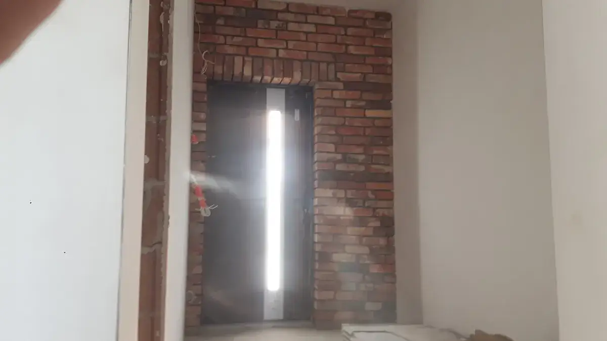 Cegła nad drzwiami: funkcje, montaż i kluczowe aspekty nadproża