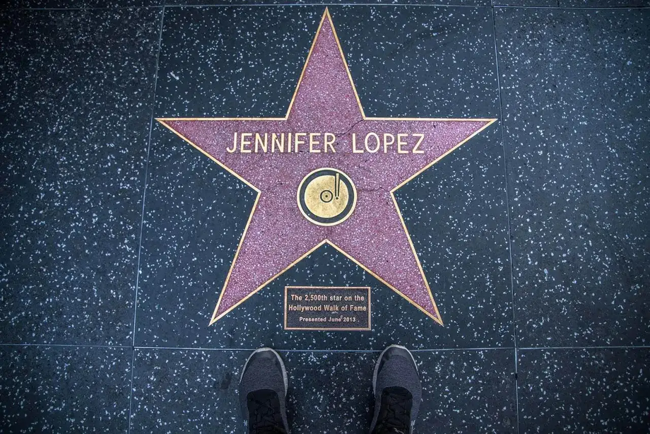 Poznaj dokładną liczbę gwiazd w alei hollywood: aktualne statystyki 2025