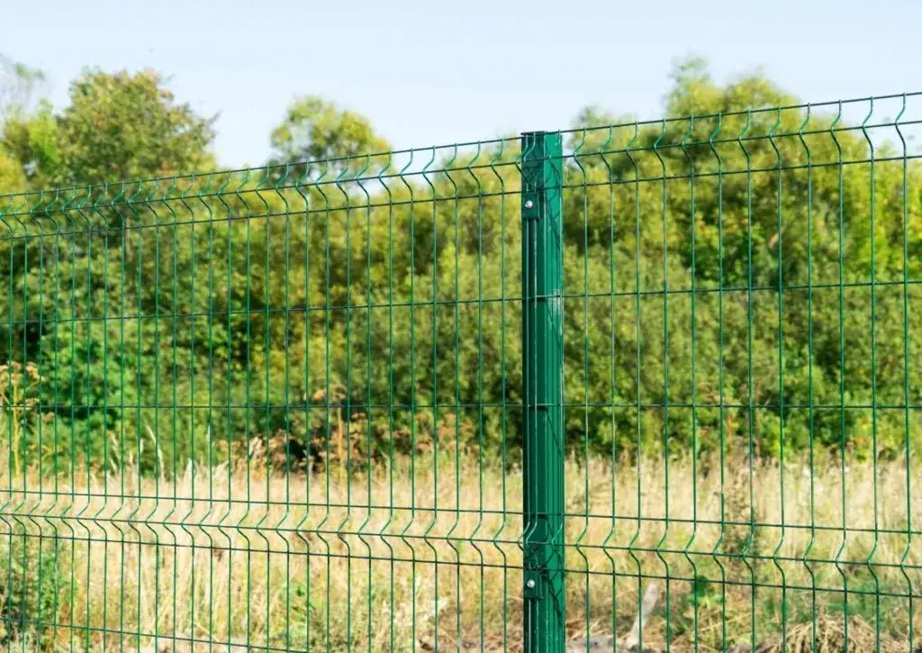 Ogrodzenie panelowe czy siatka: Które lepsze? Porównanie