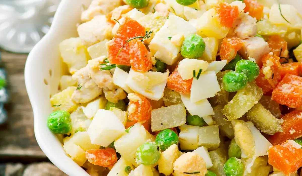 Czy można zamrozić sałatkę jarzynową? Unikaj tych błędów przed mrożeniem!