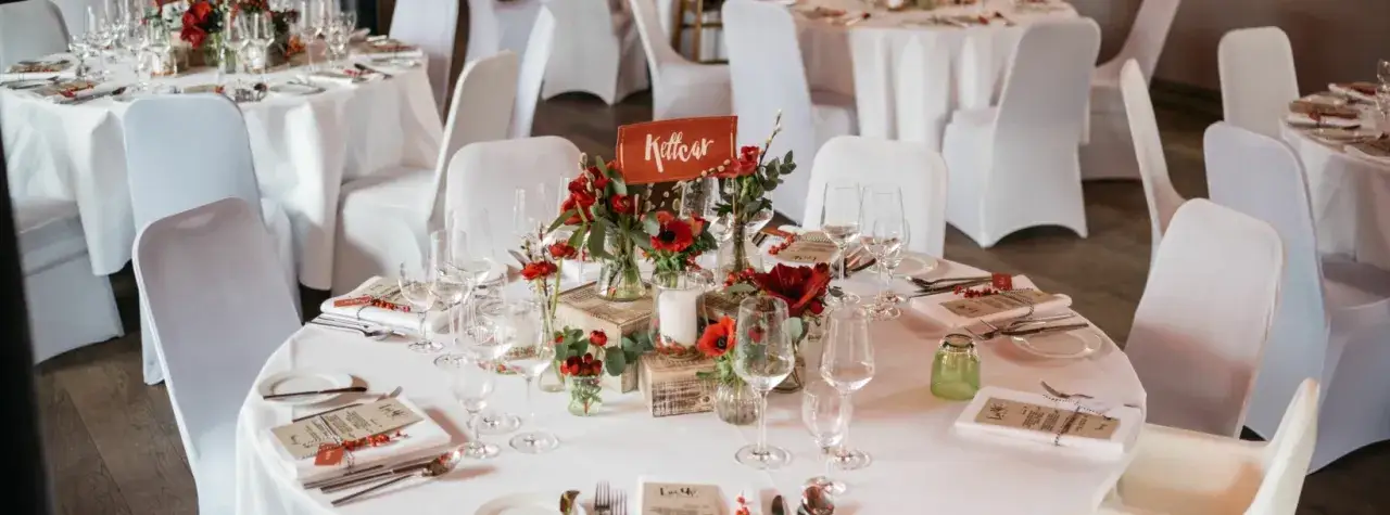 Jak samemu udekorować stół weselny: 10 prostych kroków i pomysłów