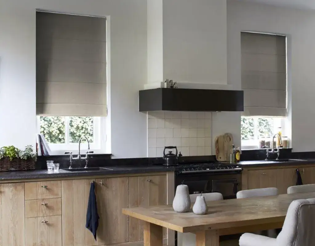 Jaki kolor rolet chroni przed słońcem? Odkryj skuteczne opcje