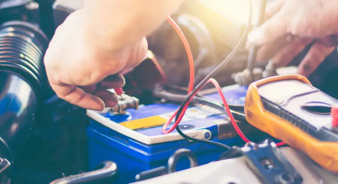 Jak prawidłowo podłączyć akumulator, by uniknąć niebezpieczeństw?