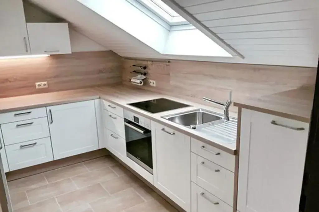 Jak urządzić nowoczesną i funkcjonalną kuchnię na poddaszu - pomysły i wskazówki