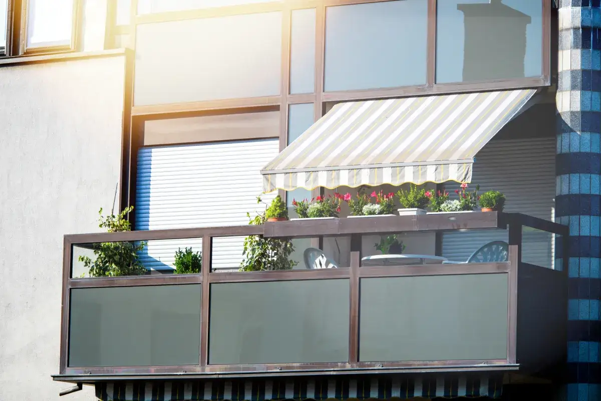 Jak zadaszyć balkon w bloku - praktyczne porady i inspiracje
