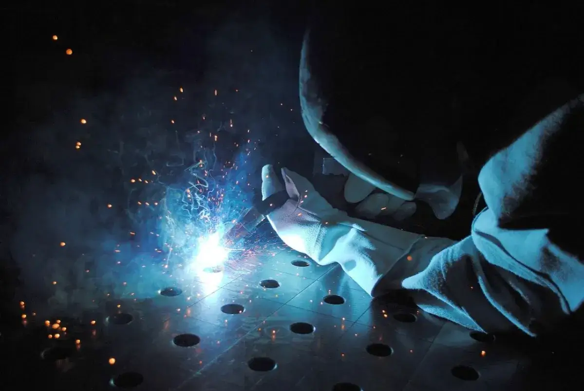 Ile zarabia spawacz w stoczni? Zaskakujące fakty o wynagrodzeniach