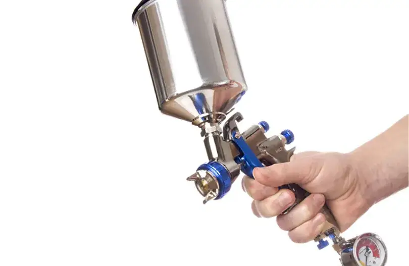 Ile farby na m2 przy malowaniu natryskowym? Sprawdź zużycie