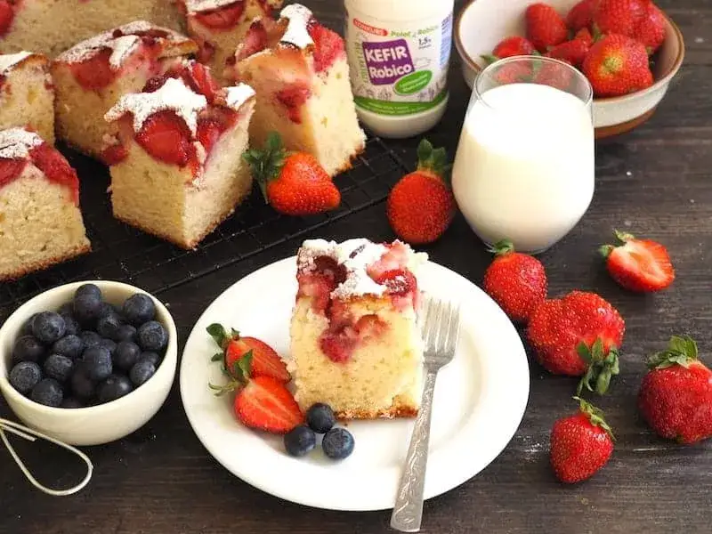 Szybkie ciasto z truskawkami na oleju - prosty przepis na sukces