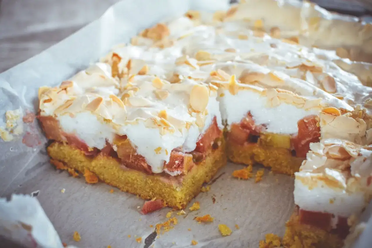 Przepis na ciasto z rabarbarem: duża blacha, proste kroki