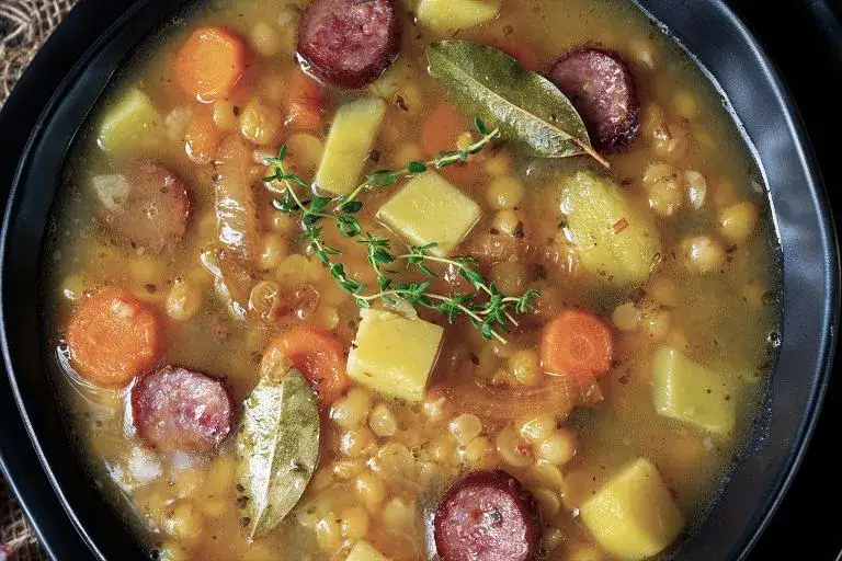 Sekrety idealnej zupy grochowej: jakie przyprawy wzbogacą smak?