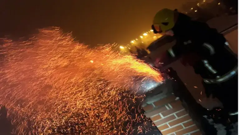 Co robić, gdy pali się sadza w kominie? Skuteczne metody działania