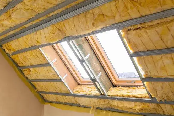 Ile naprawdę kosztuje pianowanie poddasza w 2023 roku? Porównanie cen i rodzajów pianki