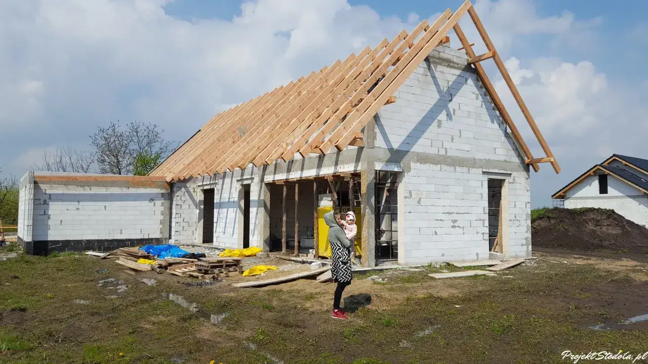 Ile kosztuje wybudowanie stodoły? Poznaj ukryte wydatki i oszczędności