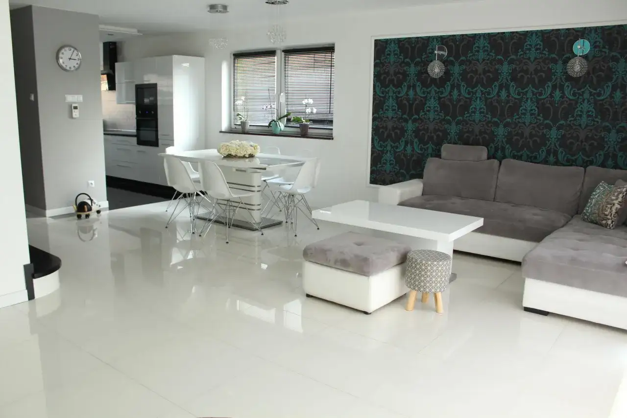 Płytki czy panele w salonie – co wybrać, by uniknąć rozczarowania?