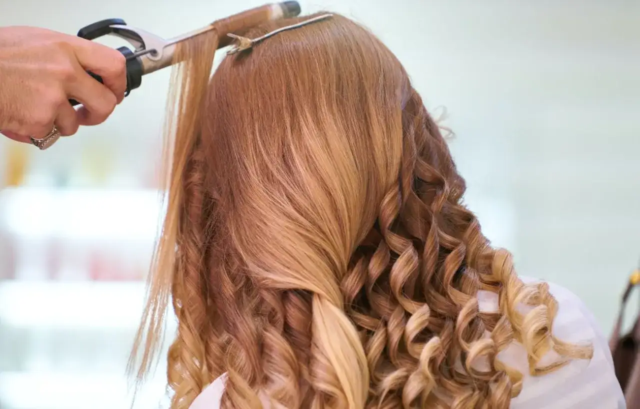 Czy lokówka niszczy włosy? Poznaj skutki i jak ich uniknąć