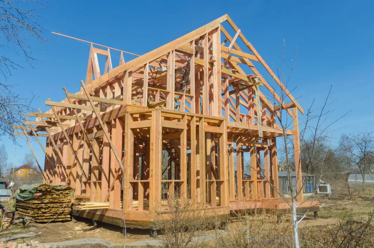 Ile kosztuje ubezpieczenie domu drewnianego? Sprawdź, co wpływa na cenę