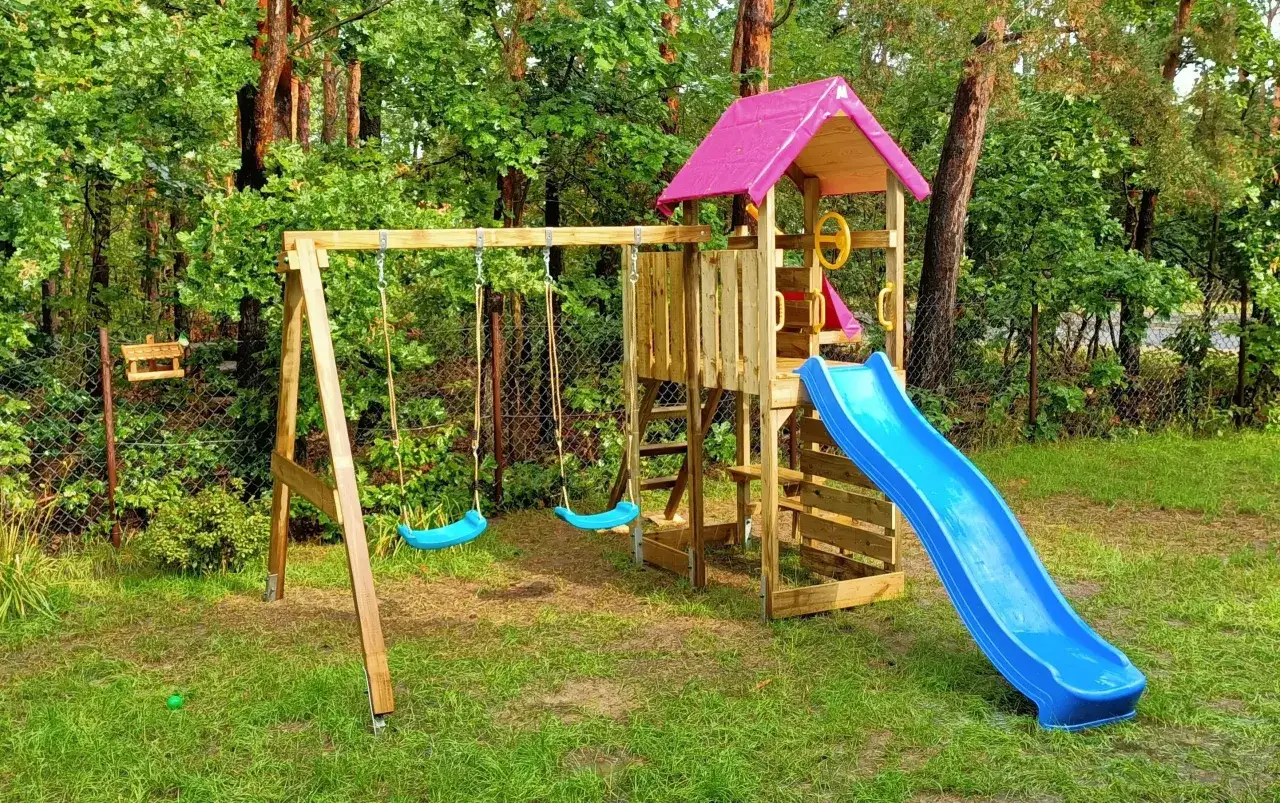 Jak zbudować drewniany plac zabaw? Poradnik krok po kroku