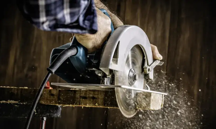 Zagłębiarka a pilarka – kluczowe różnice i jak wybrać odpowiednie narzędzie