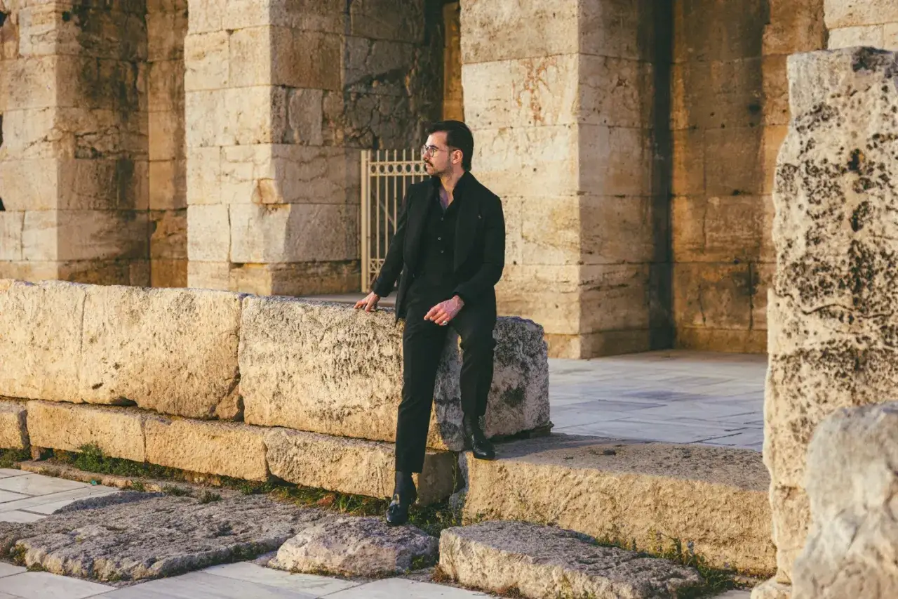 Jaki garnitur do czarnej koszuli? Odkryj idealne połączenia kolorów