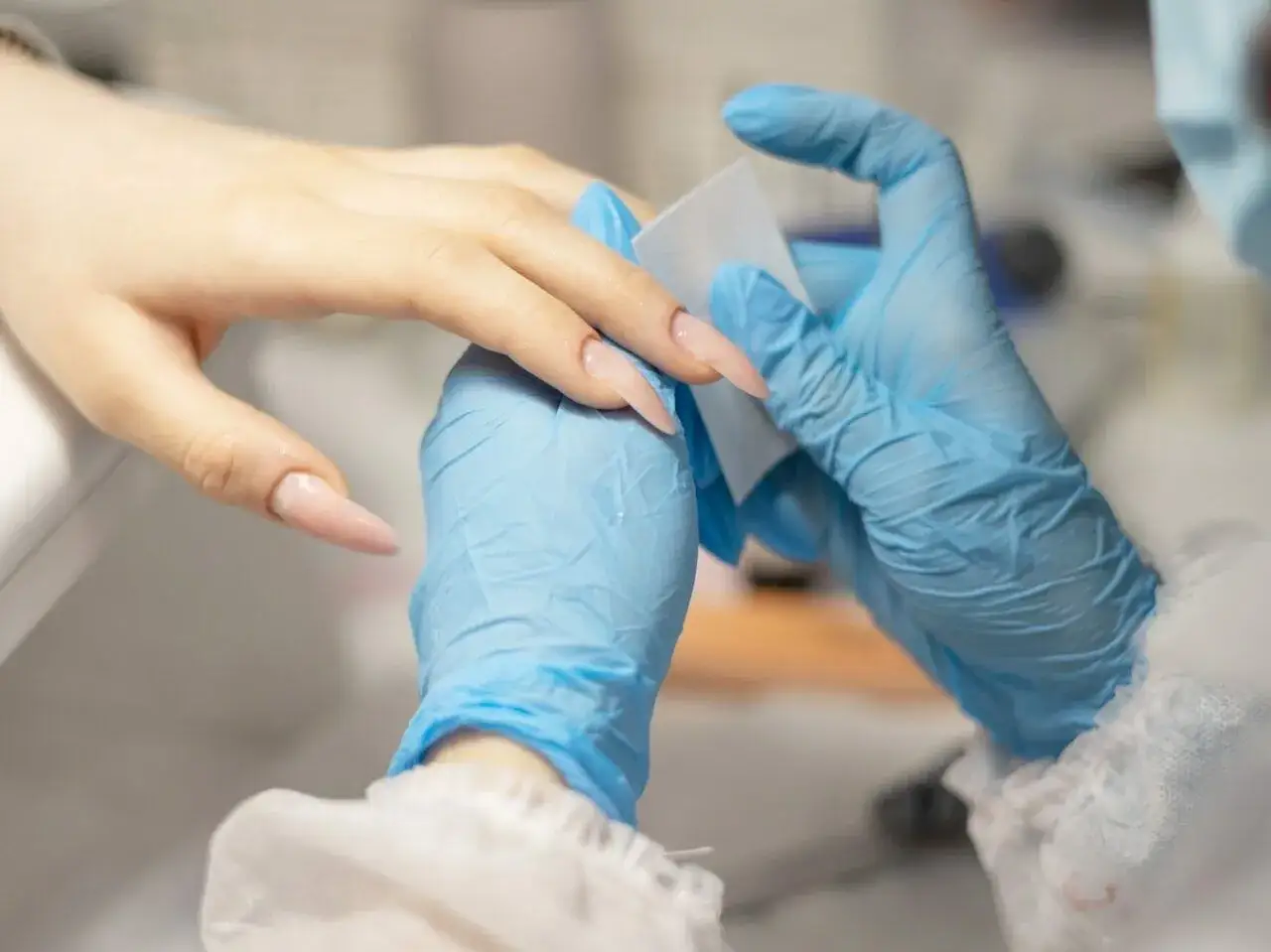 Manicure hybrydowy z nadbudową - co to znaczy i jakie ma zalety?