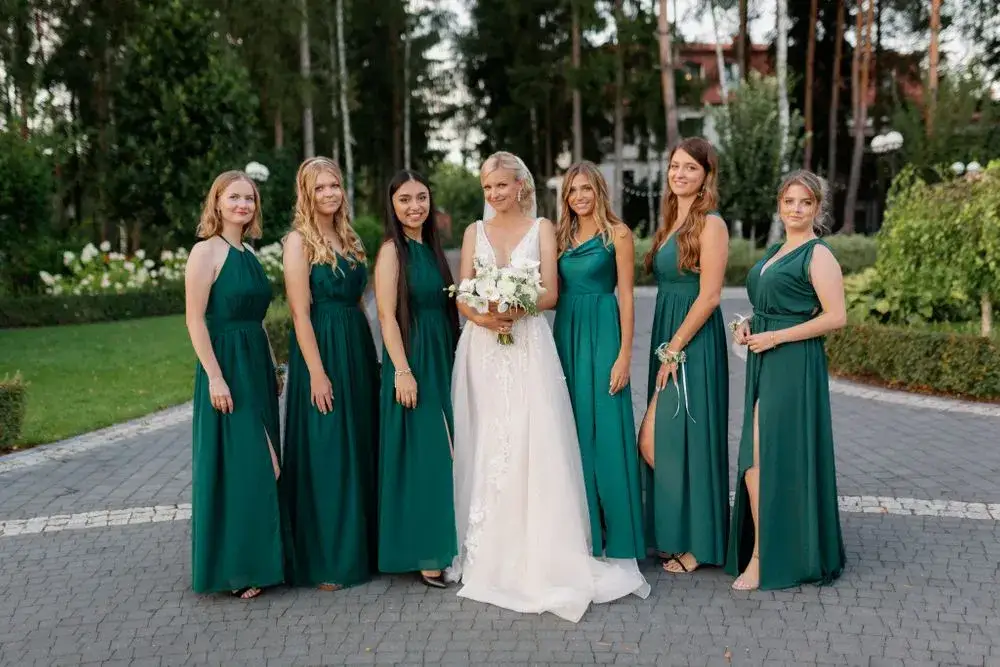 Jaki kolor sukni dla świadkowej, aby uniknąć modowych wpadek?