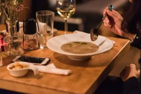 Idealne wino do zupy cebulowej. Poznaj sekrety mistrzowskiego doboru