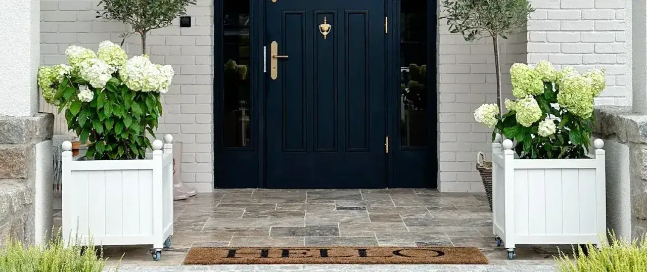 Donice przy wejściu do domu: jak stworzyć elegancką aranżację