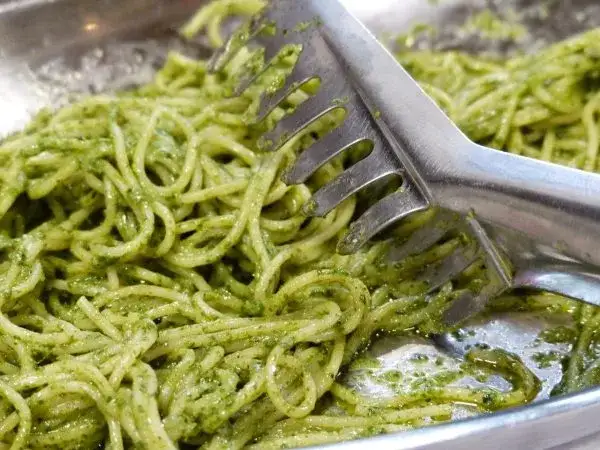 Co można zrobić z pesto? 10 pysznych pomysłów na wykorzystanie pesto