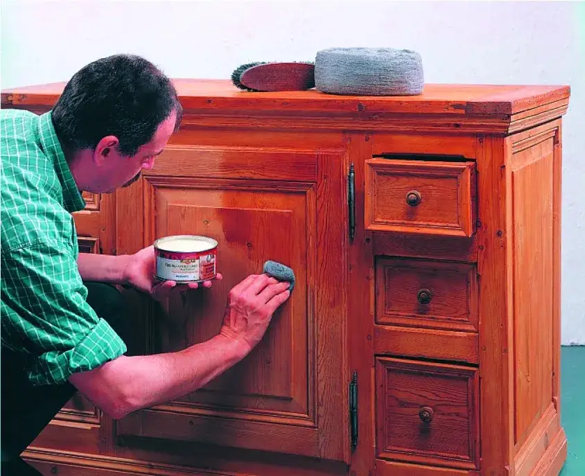 Jak odnowić meble drewniane lakierowane i przywrócić im blask w 5 krokach