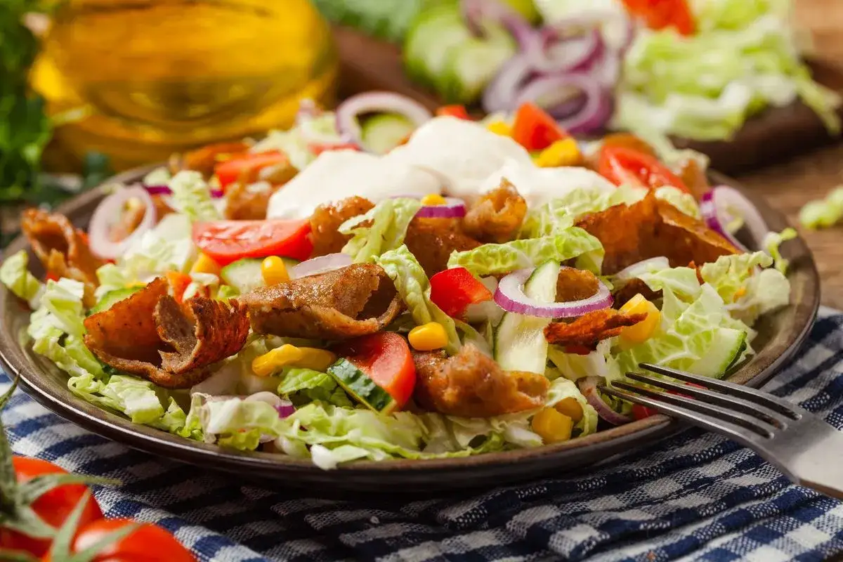 Jak zrobić sałatkę z gyrosa - prosty przepis na smaczne danie