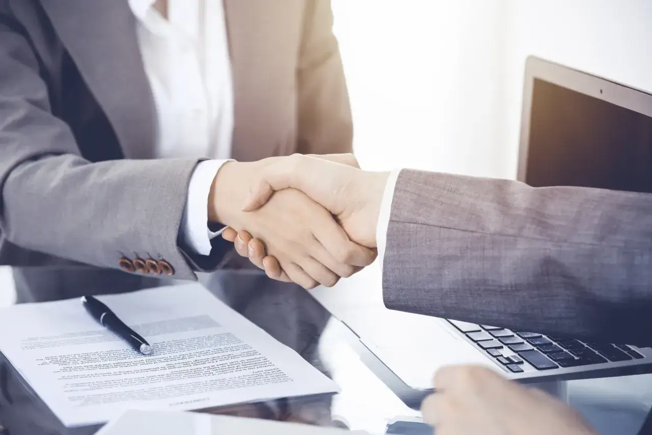 Czy można być zatrudnionym na 2 etaty? Sprawdź zasady i ograniczenia