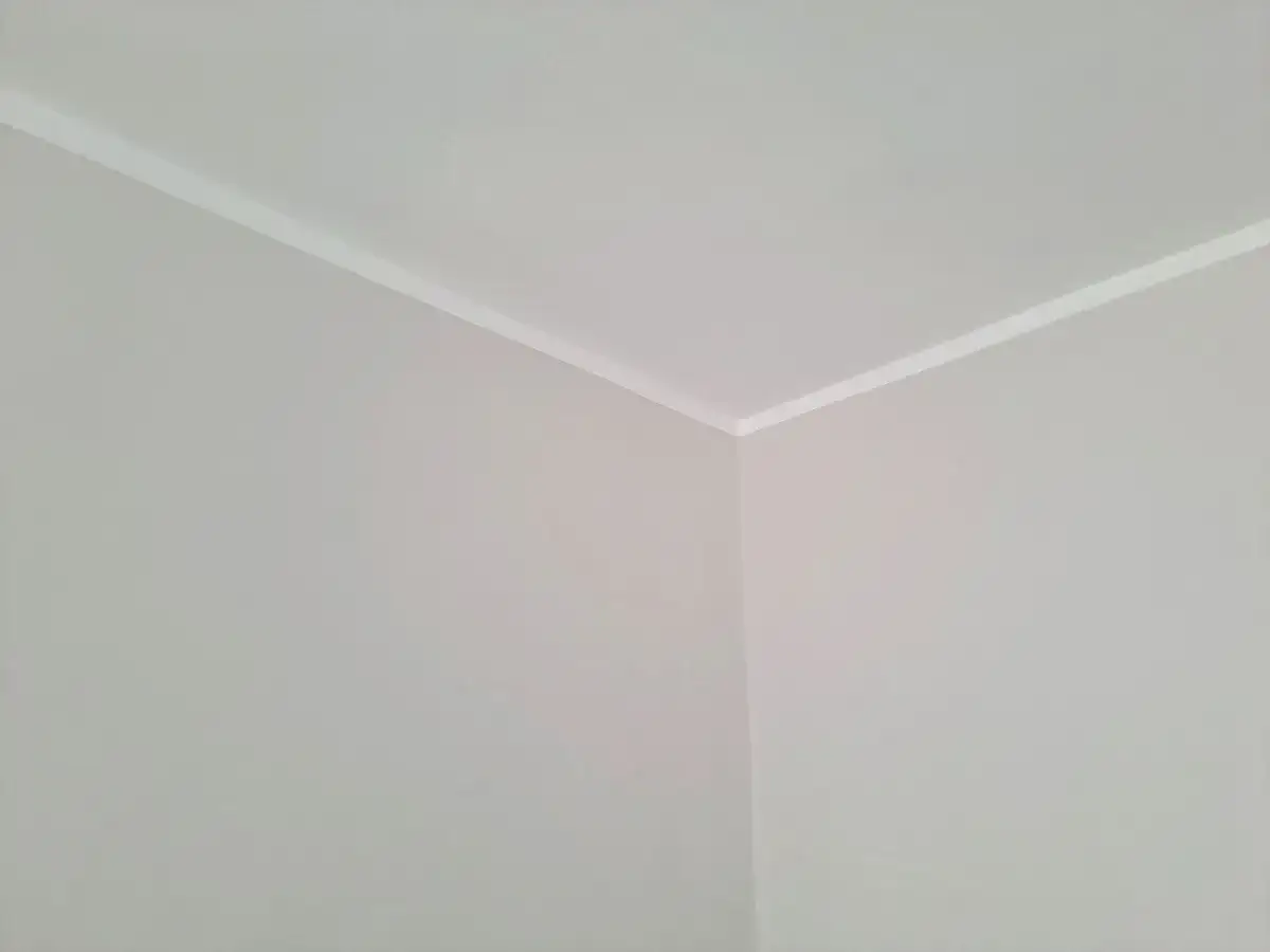 Jaka jest odpowiednia szerokość odcięcia sufitu od ściany? Poradnik krok po kroku