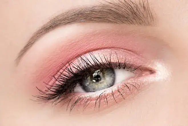 Idealny makijaż do sukienki pudrowy róż – stwórz elegancki look na każdą okazję