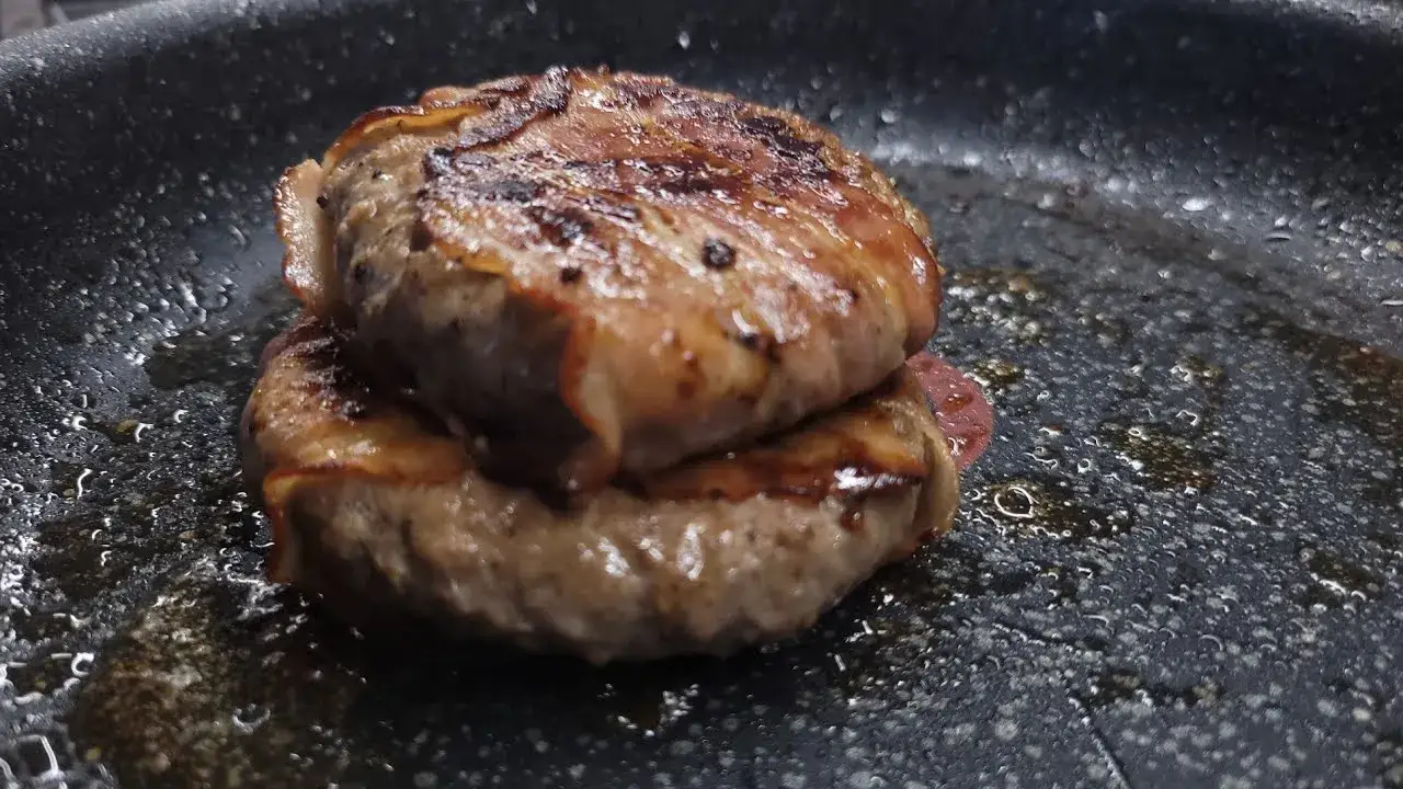 Ile smażyć burgera wołowego, aby był soczysty i idealnie wysmażony