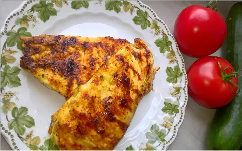 Jak zamarynować pierś z kurczaka na grilla, aby była soczysta i aromatyczna