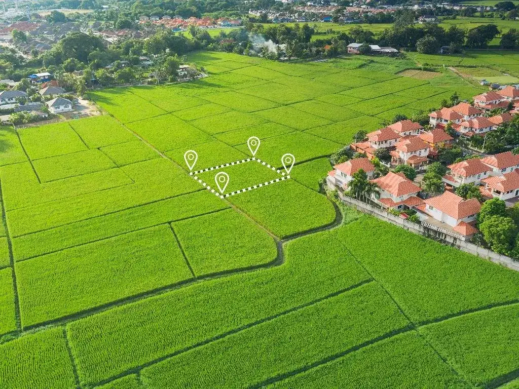 Kiedy działka rolna staje się budowlaną? Poznaj kluczowe zasady i wymogi