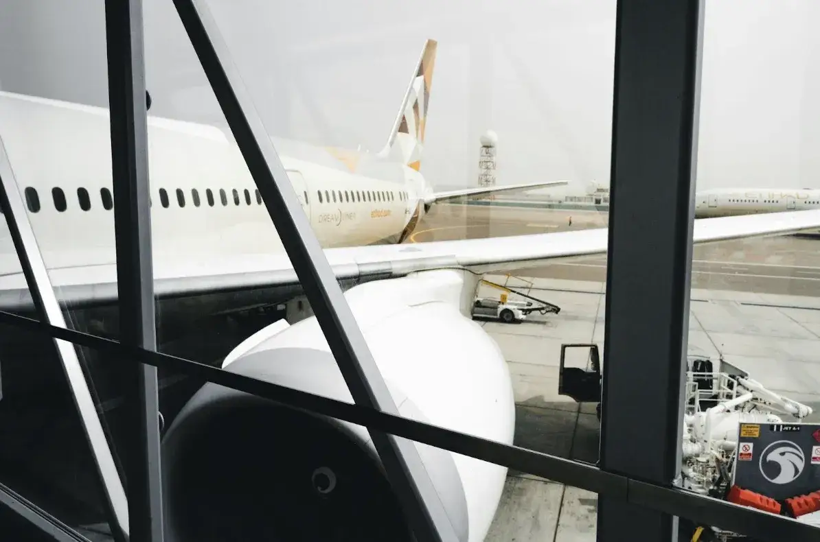 Podróż samolotem bez nudy: Pomysły dla dzieci i dorosłych, jak miło spędzić czas na pokładzie