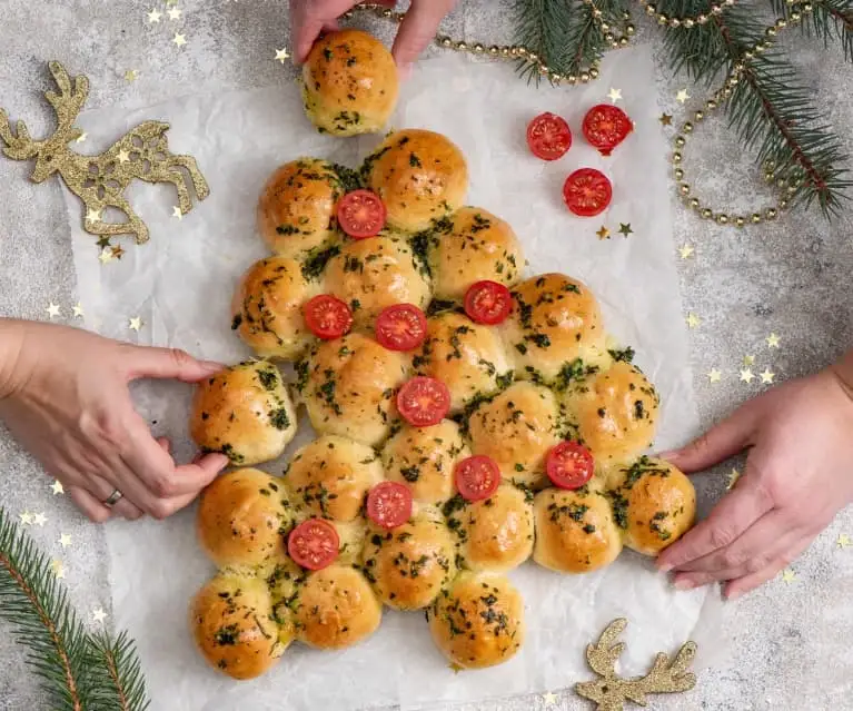 Jak zrobić choinkę z ciasta na pizzę i paluchy czosnkowe?