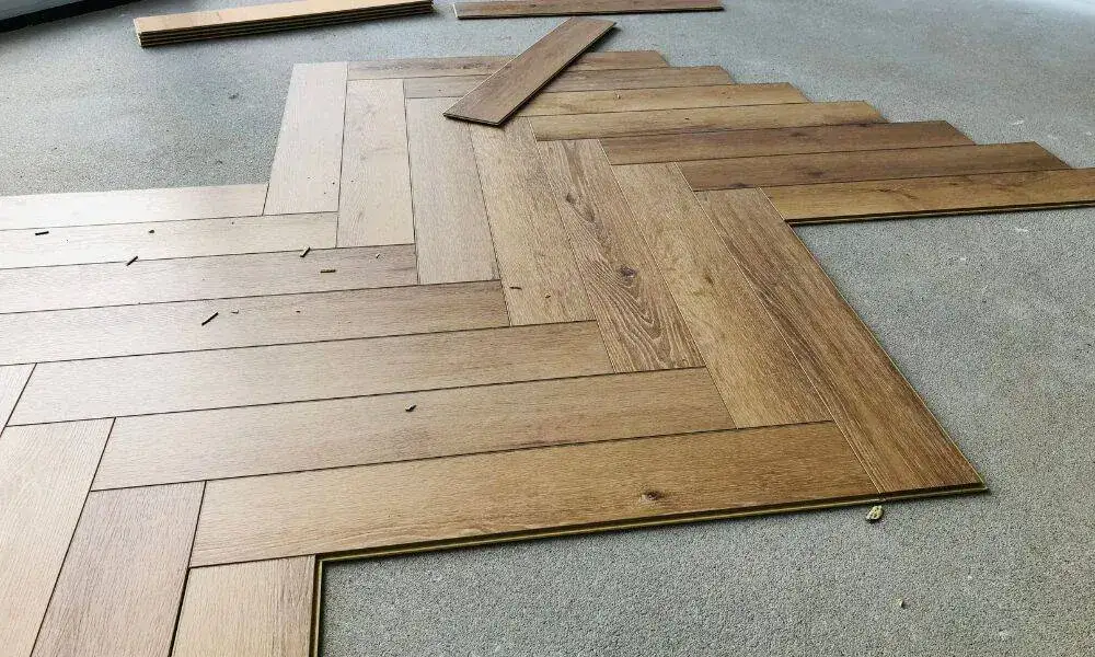 Jak przygotować podłoże pod panele, aby uniknąć problemów z trwałością