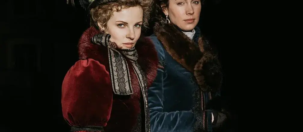 FROM - Tajemnice Małego Miasteczka: Intrygujący serial, który musisz zobaczyć