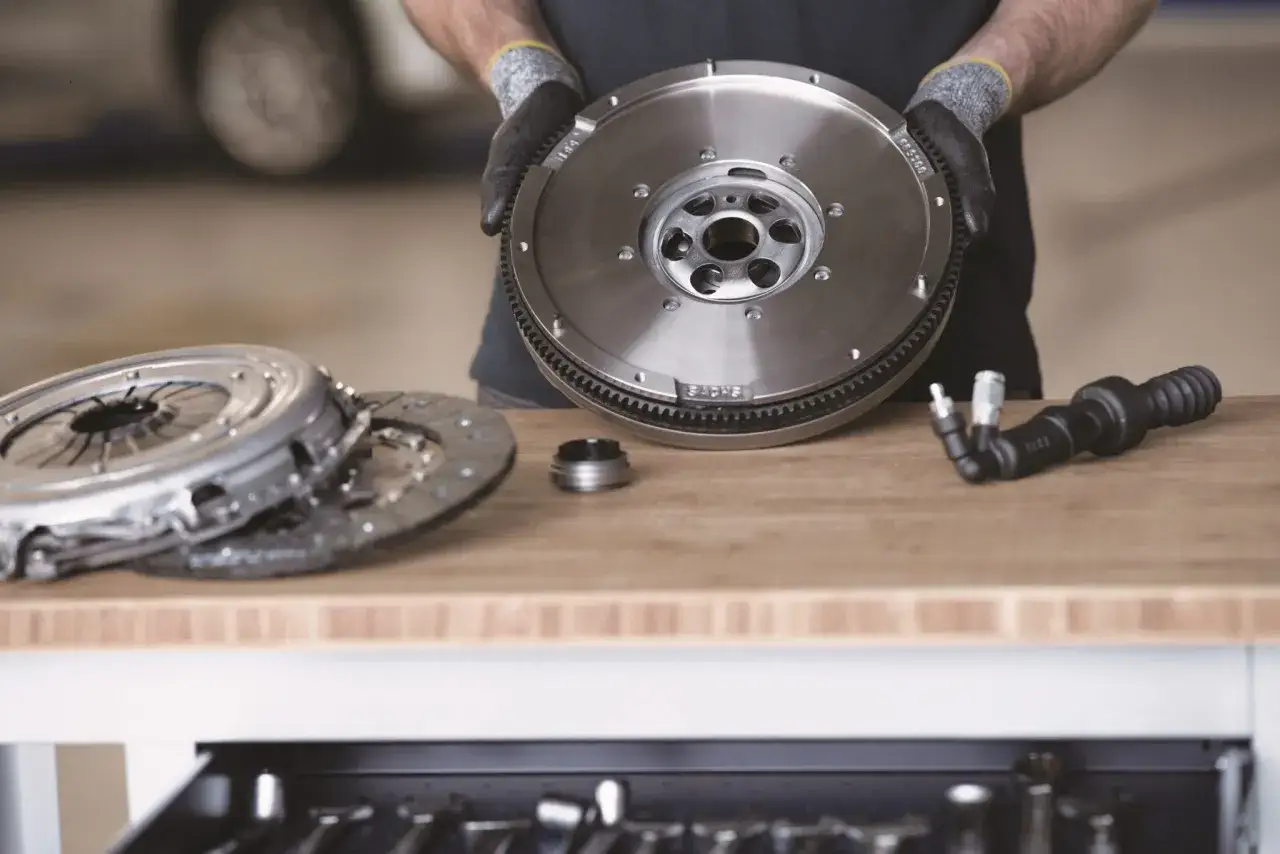 Jak prawidłowo zamontować tarczę sprzęgła? Uniknij błędów i zniszczeń!