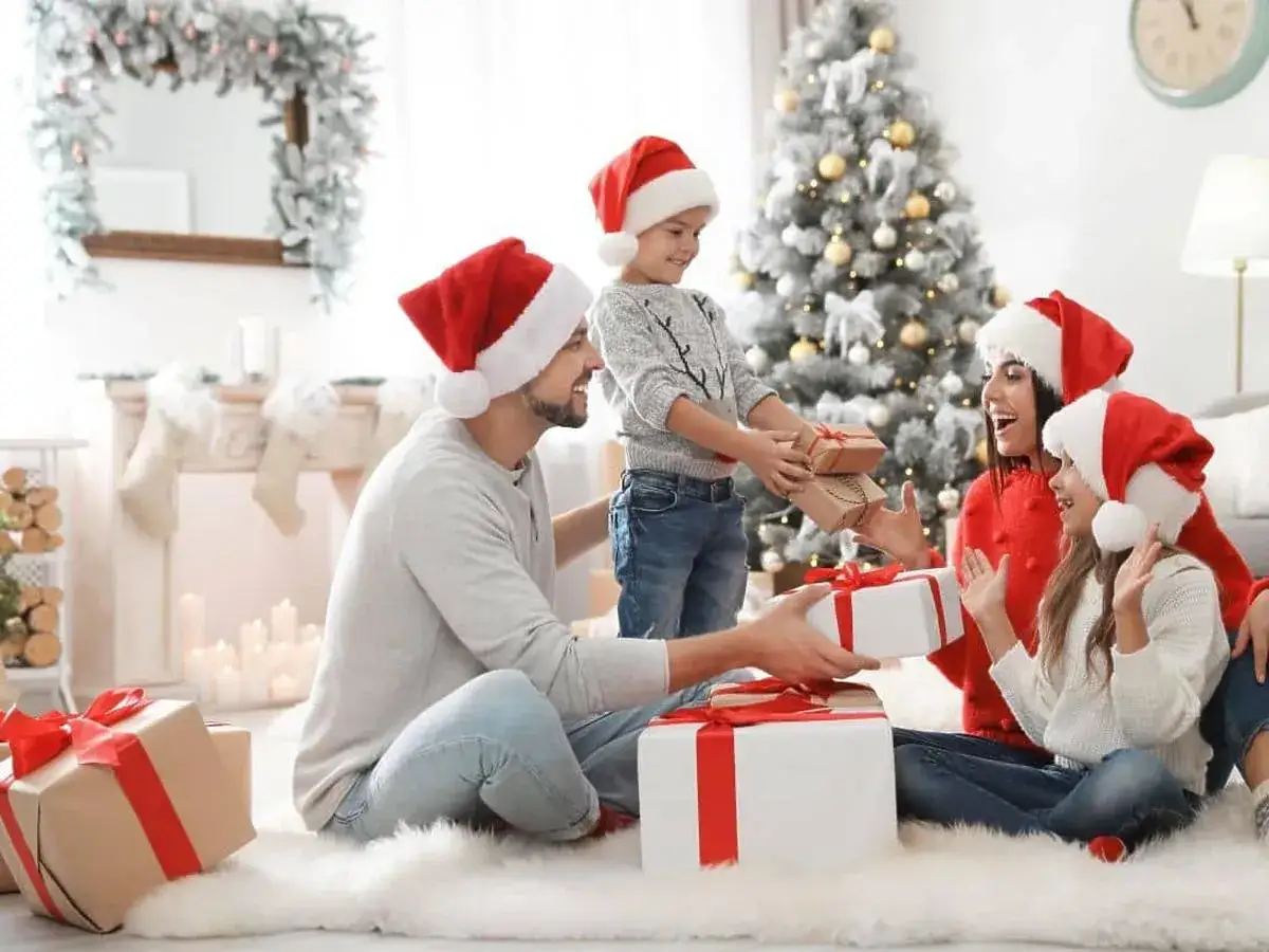 Kto w Polsce przynosi prezenty pod choinkę? Odkryj regionalne tradycje