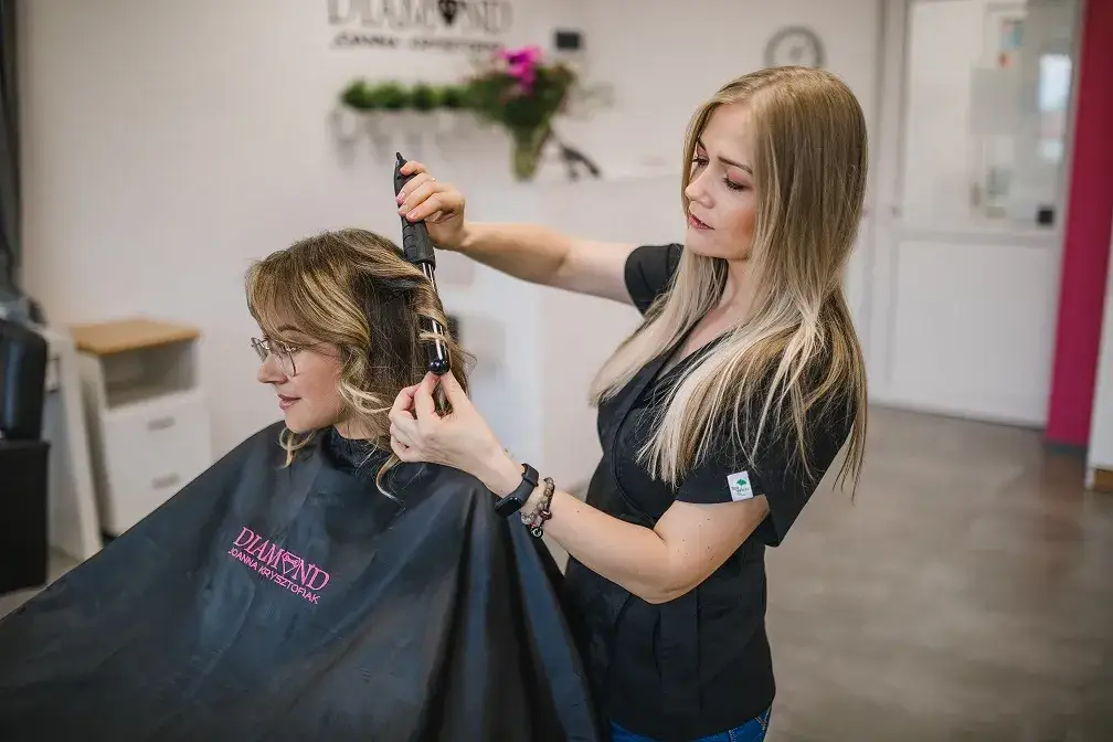 Praca fryzjera! Czego się spodziewać w tym wymagającym zawodzie?