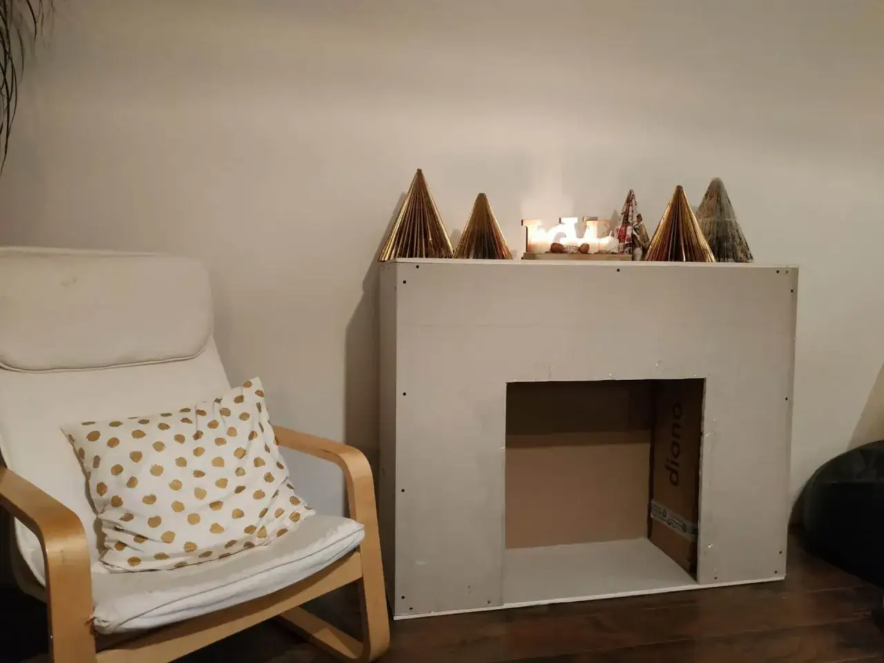 Jak zrobić kominek z kartonu: 7 prostych kroków + pomysły
