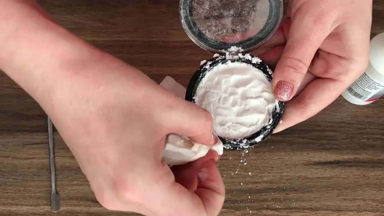 Jak naprawić pokruszony puder? 5 skutecznych sposobów